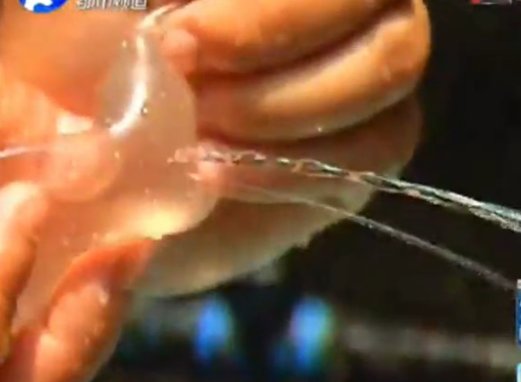 太坑！少女超市買的避孕套超一半漏的