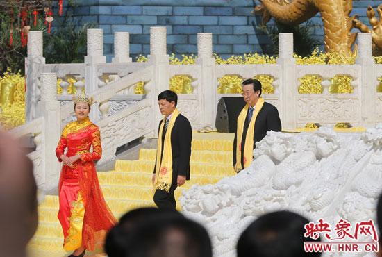 　河南省委書記、省人大常委會主任郭庚茂，河南省省長謝伏瞻敬獻(xiàn)花籃。映象網(wǎng)記者 邵恰 攝