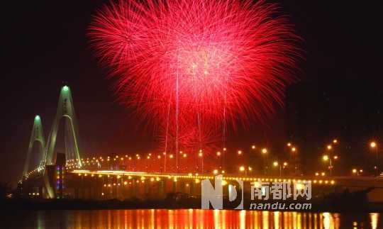  ?？谑忻癯赃^了年夜飯,到西海岸燃放觀賞煙花是近年來興起的一大潮流。