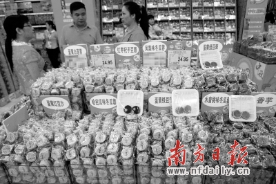 散裝月餅因其實(shí)惠的價(jià)格、豐富的口味而受到市民的青睞。