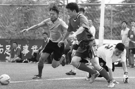 鄭州航院隊(duì)與鄭州經(jīng)開正和隊(duì)的比賽，可謂是學(xué)生軍和朋友隊(duì)之間的強(qiáng)強(qiáng)對決