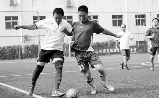 為了爭(zhēng)奪小組頭名，天行健和領(lǐng)航置業(yè)踢得異常激烈