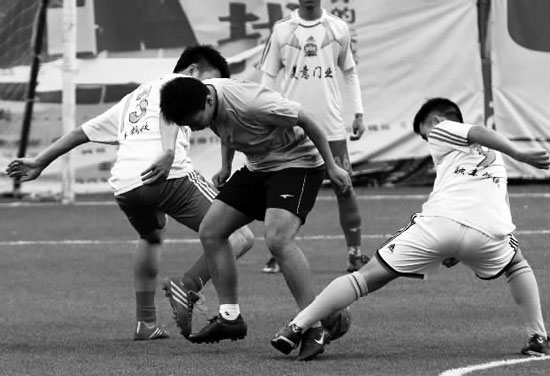 奪冠熱門球隊美意門業(yè)，上半場就踢出了5:0的一邊倒局面