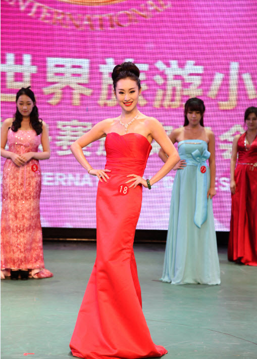 2013世界旅游小姐中國(guó)總決賽晚禮裝展示環(huán)節(jié)