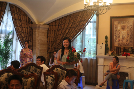 收到怎么多玫瑰，當(dāng)然開心啦！