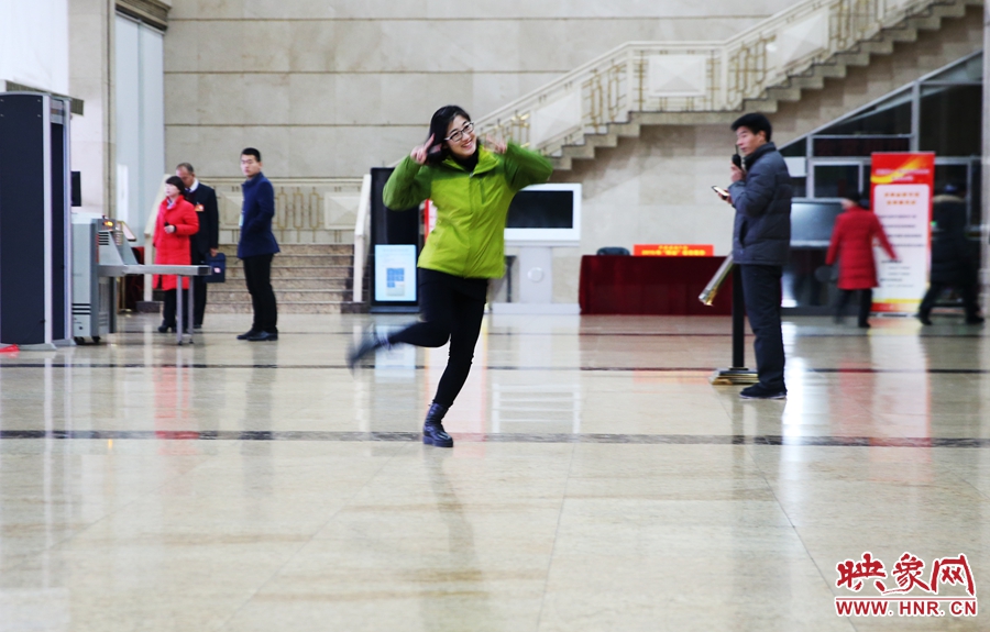 南樂(lè)天完成一個(gè)采訪后，興奮的跳了起來(lái)。