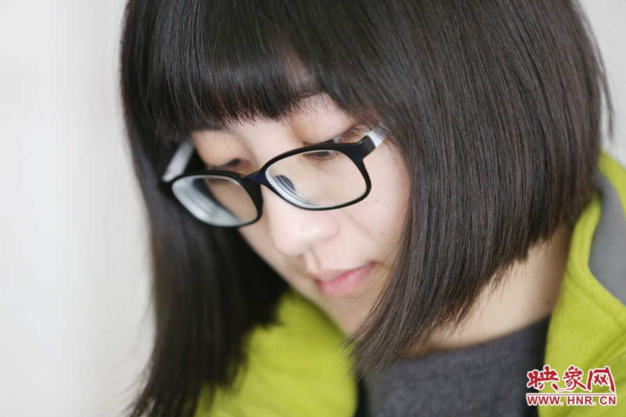 采訪中認(rèn)真記錄的樂(lè)天。