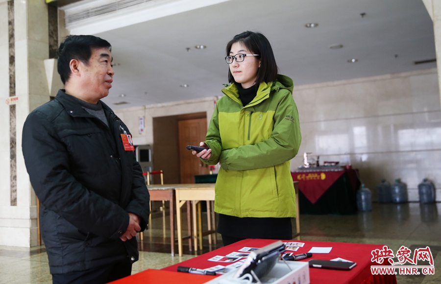 會(huì)議間隙采訪代表。