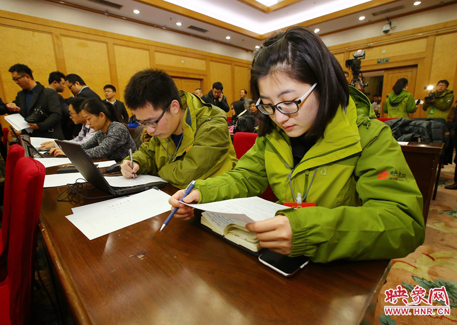大象融媒映象網(wǎng)記者南樂(lè)天在兩會(huì)記者會(huì)開始前積極準(zhǔn)備。