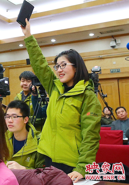 兩會(huì)記者會(huì)，樂(lè)天站起來(lái)舉手。