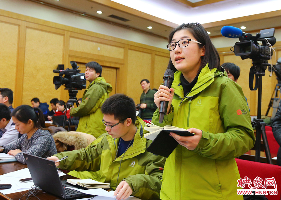 大象融媒映象網(wǎng)記者南樂(lè)天在記者會(huì)上提問(wèn)。