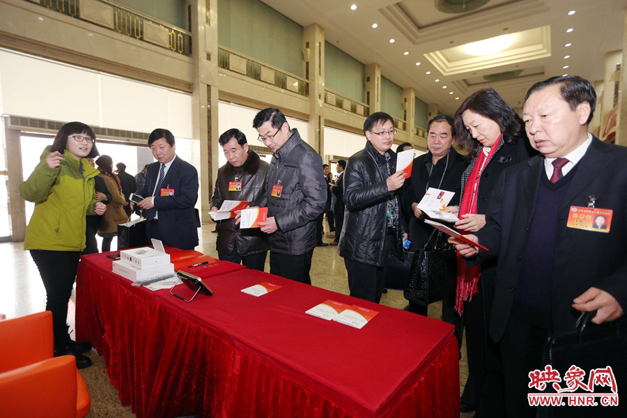 向代表、委員講解大象融媒旗下出品的新聞產(chǎn)品。