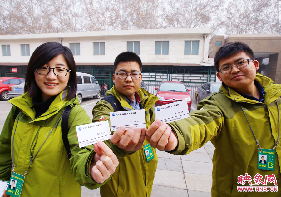 南樂(lè)天和同事展示新印制的大象融媒名片。