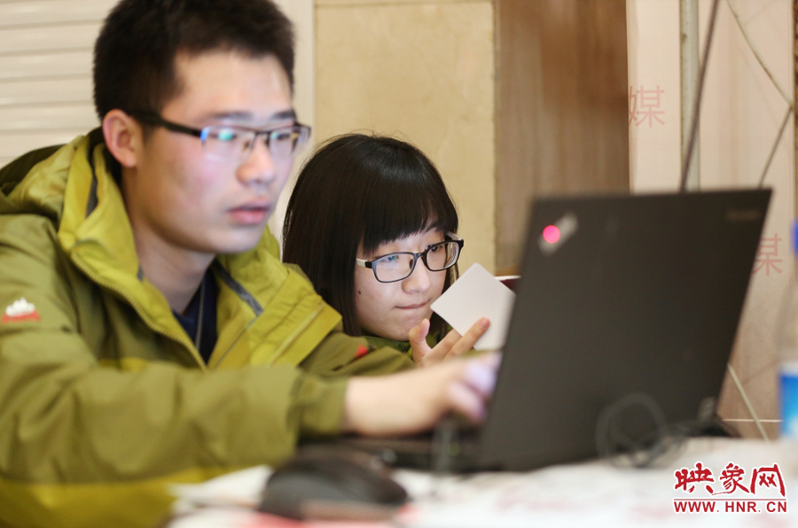 與同事現(xiàn)場(chǎng)寫稿子的樂(lè)天。