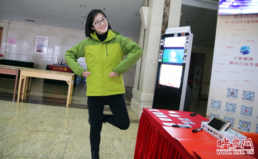 工作間隙，樂(lè)天跳起了“南式芭蕾”。