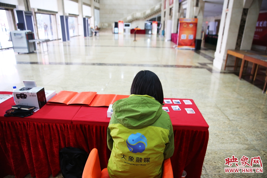 一個(gè)人的堅(jiān)守在工作崗位。