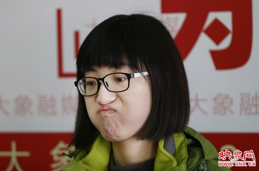 偶爾來(lái)個(gè)這樣的表情，算是放松緊張的心情吧！