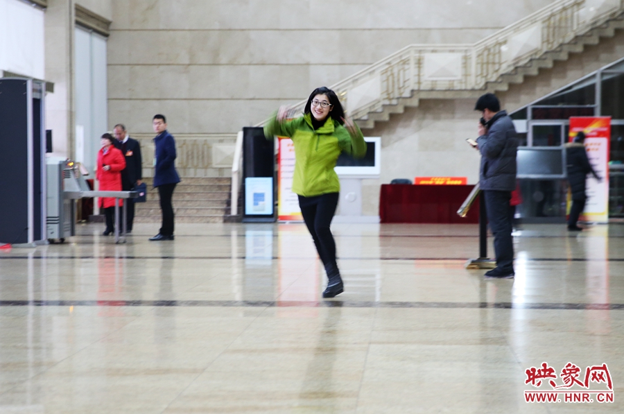 南樂(lè)天完成一個(gè)采訪后，興奮的跳了起來(lái)。