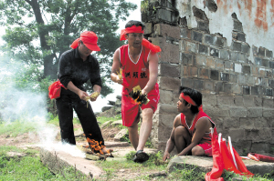 龍王廟前祭拜。