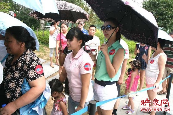 佩戴信息廣播臂貼的聽眾們在排隊等候坐帆船。