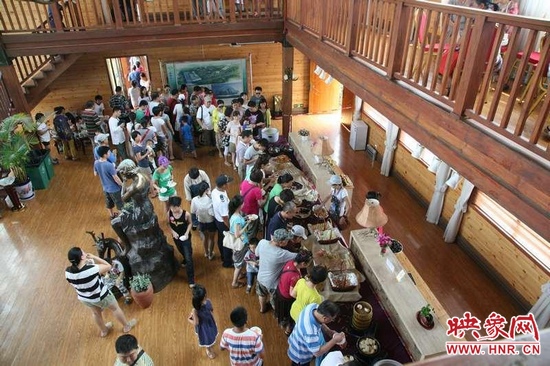 聽眾們在木屋會所享用免費自助餐。