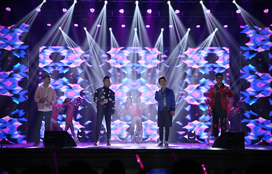 圣誕HIGH不?！睹霮歌秀》校園巡演持續(xù)開(kāi)唱