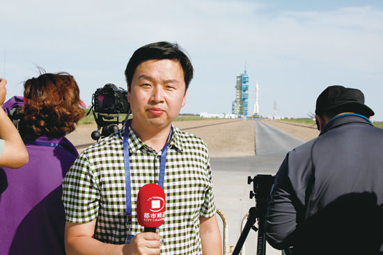 劉瑞鋒回憶，從“神舟十號”在視線中出現(xiàn)到消失的兩分鐘內(nèi)，他們的兩臺攝像機(jī)、一臺照相機(jī)就在不停地拍、拍