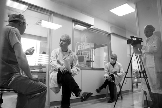 《生死之門(mén)——ICU見(jiàn)證實(shí)錄》拍攝現(xiàn)場(chǎng) 《生死之門(mén)——ICU見(jiàn)證實(shí)錄》拍攝現(xiàn)場(chǎng)