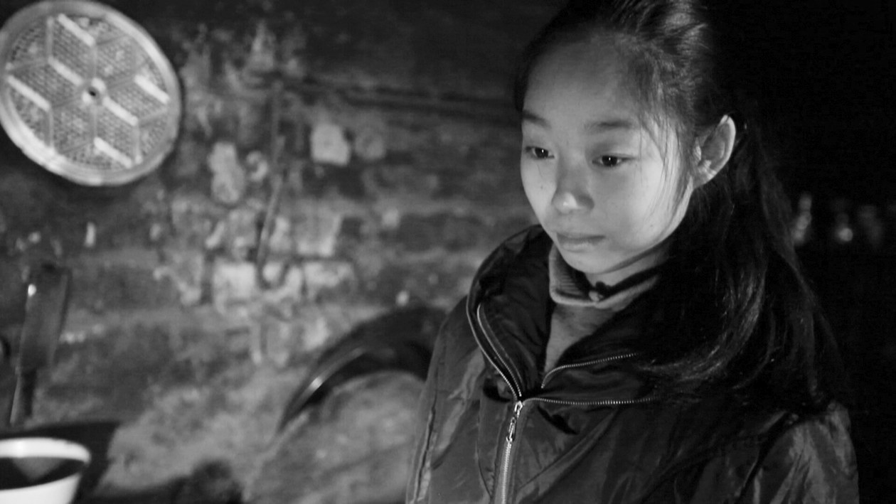 小倩倩家徒四壁，她渴望繼續(xù)讀書，改變家的現(xiàn)狀