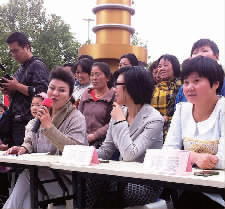 百姓調(diào)解員在現(xiàn)場擔任評委點評