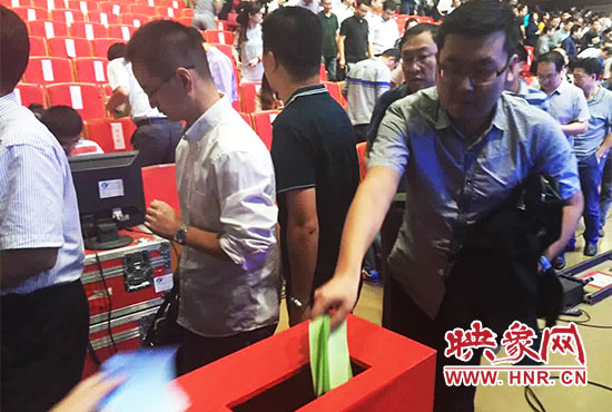 專(zhuān)家、評(píng)委、全局干部職工代表現(xiàn)場(chǎng)投票。