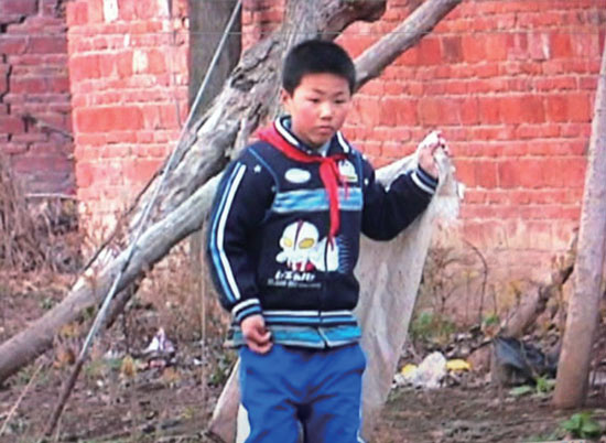 有時候，浩浩會拿著蛇皮袋撿些垃圾賣錢視 頻截圖