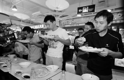 再整兩盤餃子，“騎士牛仔”（右一）真是好胃口