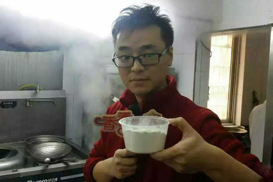 小飛手里端的是什么材料？