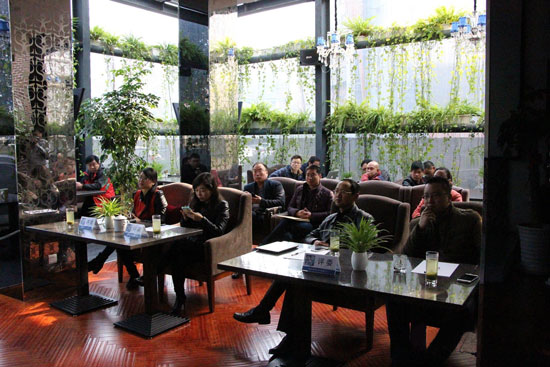 《創(chuàng)業(yè)星工廠》第二季海選現(xiàn)場，評委們認(rèn)真聽取創(chuàng)業(yè)者的項目介紹