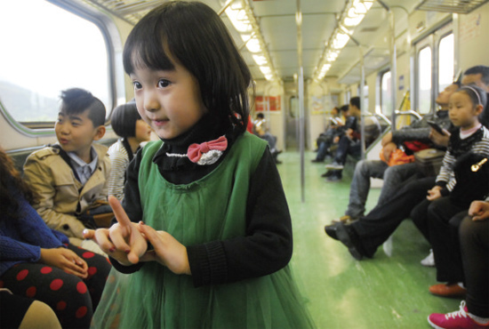 開往花蓮火車上，“戲曲小精靈”張楚怡練嗓