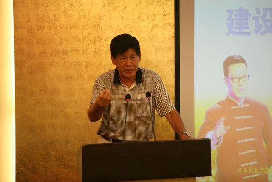 原河南省農(nóng)業(yè)廳副廳長、現(xiàn)任河南省土壤肥料協(xié)會秘書長肖興貴發(fā)表講話