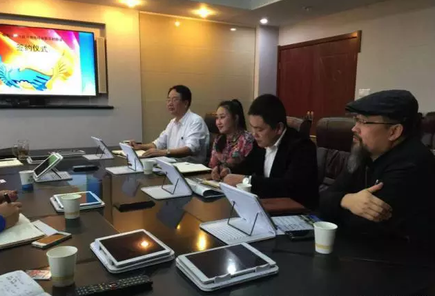 從右至左依次為趙財神，雅購供銷CEO許濤，農(nóng)團(tuán)聯(lián)盟創(chuàng)始人王婷。