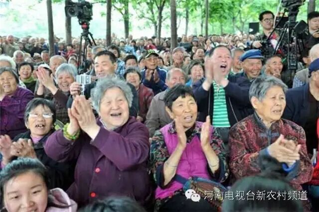 藝術家賣力演出，觀眾高聲叫好