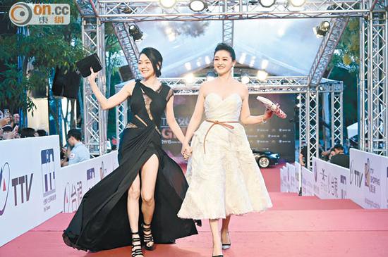 大Ｓ（右）和小Ｓ牽手走紅地毯。