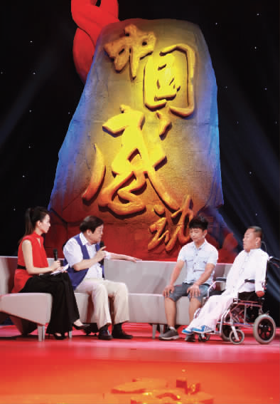 肇恒君（右一）天生殘疾，但是他自兒時(shí)起就有著一個(gè)音樂(lè)夢(mèng)