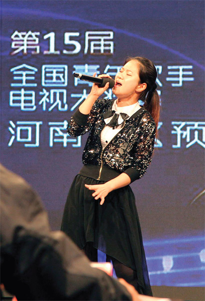 選手們演唱很賣力，要把最好的一面展現(xiàn)給評(píng)委