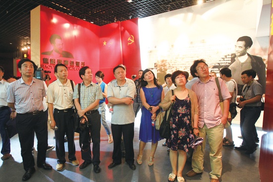 河南電視臺、河南人民廣播電臺、河南省詩歌學(xué)會的專家、詩人、記者等數(shù)十人赴蘭考焦裕祿紀(jì)念園采風(fēng)學(xué)習(xí)