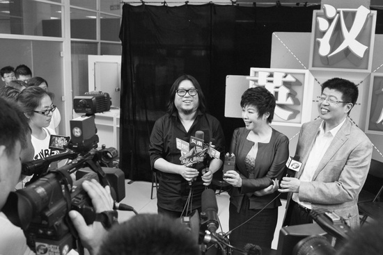 節(jié)目嘉賓高曉松、于丹、張頤武接受采訪