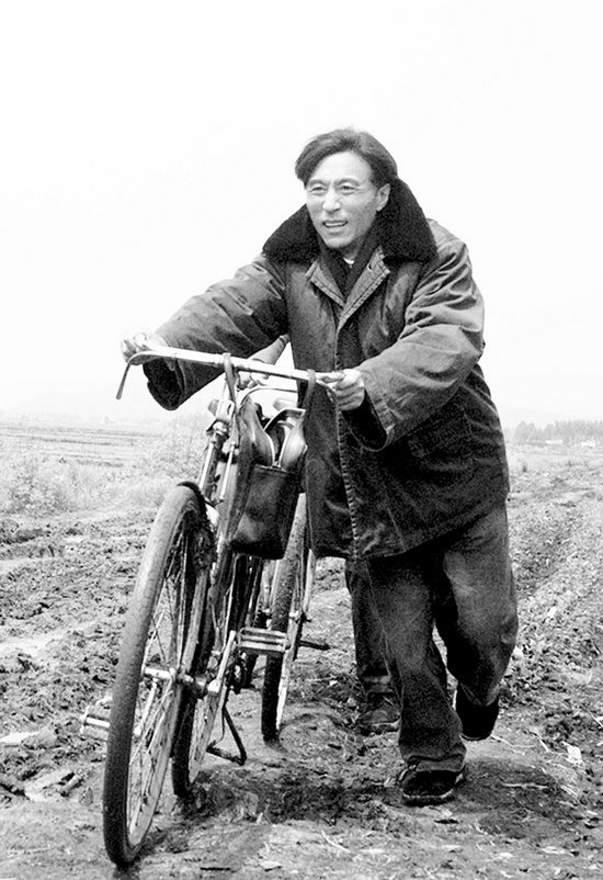 怕乘汽車跑太快聽不見群眾說話，焦裕祿下基層總是靠自行車 《焦裕祿》劇照