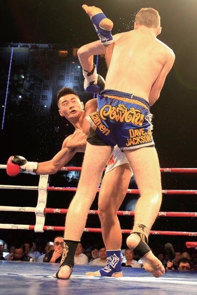 河南電視臺《武林風》欄目走進新疆，把比賽現(xiàn)場搬到了新疆建設兵團農(nóng)十三師紅星廣場