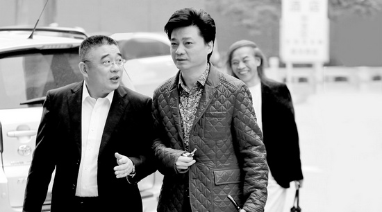 錢文忠（左）、小崔、蔡志忠（后）三位大咖步入錄制現(xiàn)場