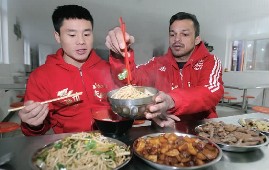 　約瑟夫一再表示食堂大師傅飯菜做得很好，他的筷子已經(jīng)用得很熟練了