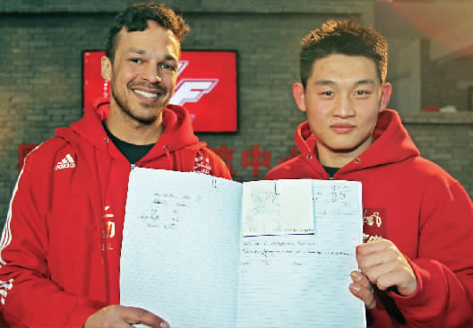 　　約瑟夫手繪了每個選手的肖像，認(rèn)認(rèn)真真地用字母拼寫出選手的中文名字附注?！翱?，這個是鄭召玉喲”