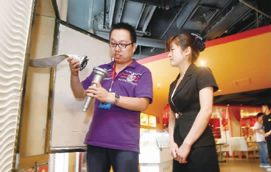 鄭州市經(jīng)八路街道辦事處建文社區(qū)網(wǎng)格負(fù)責(zé)人王楠(左)在轄區(qū)內(nèi)的飯店檢查消防設(shè)施 鄭州市經(jīng)八路街道辦事處建文社區(qū)網(wǎng)格負(fù)責(zé)人王楠(左)在轄區(qū)內(nèi)的飯店檢查消防設(shè)施